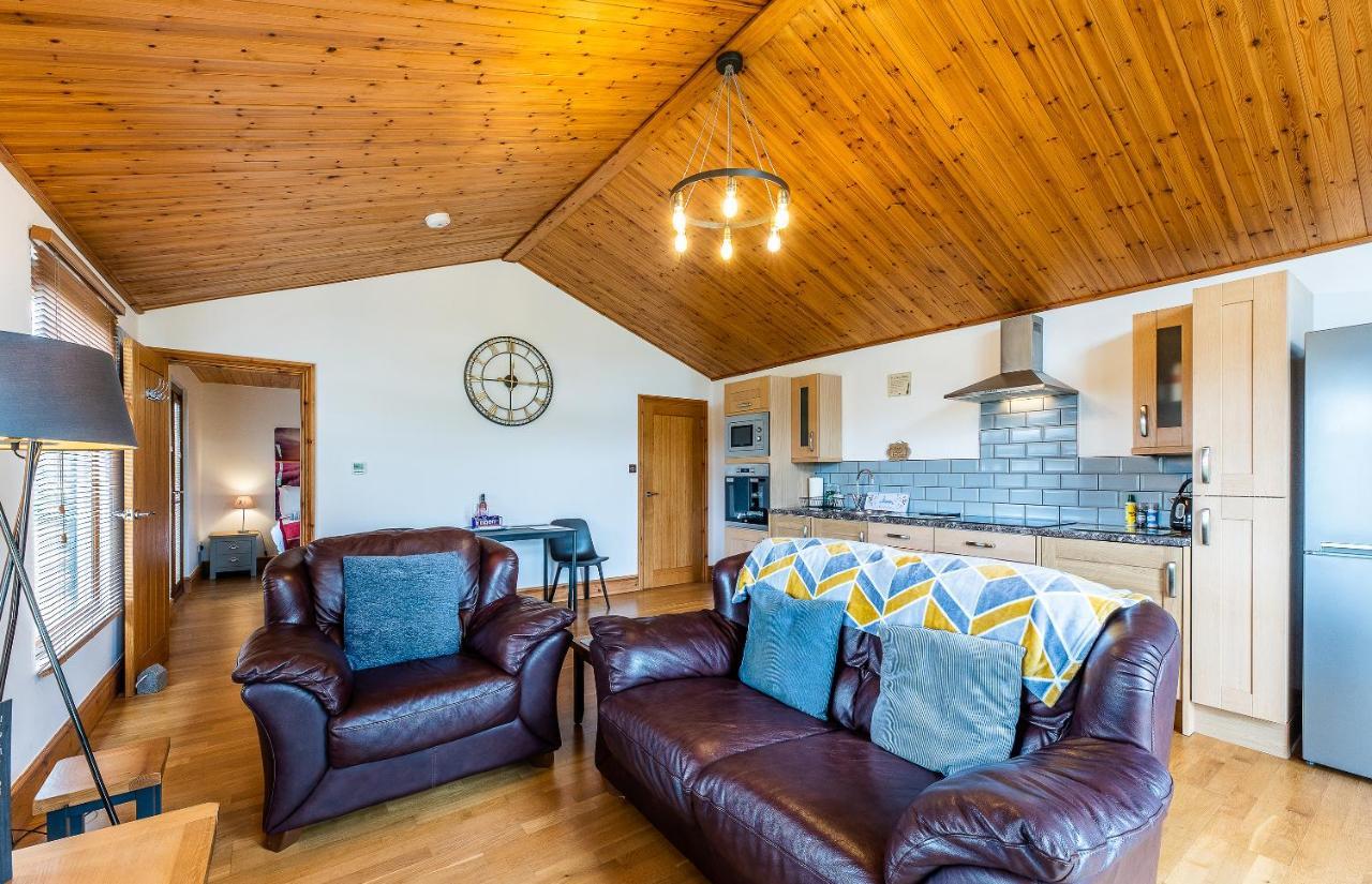 Fairview Farm Holiday Accommodation ,Family And Group Gatherings ,Romantic Stays,Hen Parties,Sleeps 2-60 Guests In 13 Luxury Lodges And Cabins In Ravenshead, Nottingham Near Sherwood Forest And Our Farm Has 88 Acres Of Lovely Walks,Views With Pet Ani Exterior photo